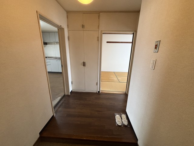 玄関前です