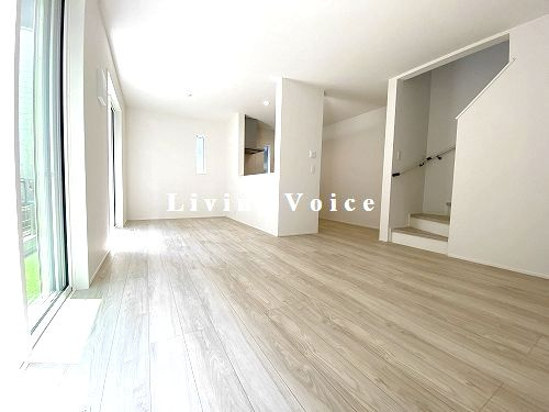 【居間・リビング】 | 【仲介手数料０円】伊勢原市高森台3丁目第1期　新築一戸建て　全2棟 | 伊勢原市高森台3丁目第1期　新築一戸建て　全2棟