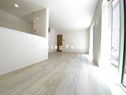 【居間・リビング】 | 【仲介手数料０円】伊勢原市高森台3丁目第1期　新築一戸建て　全2棟 | 伊勢原市高森台3丁目第1期　新築一戸建て　全2棟