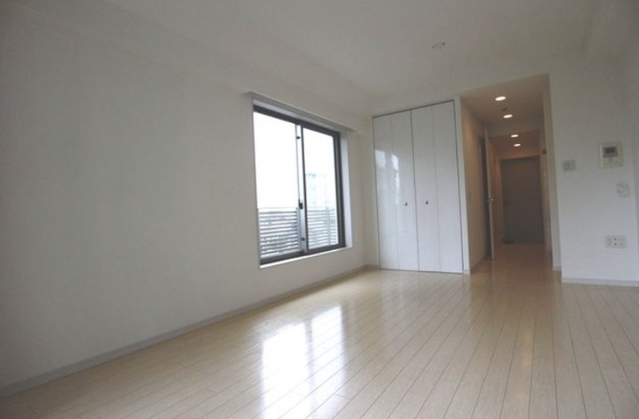 コンフォリア用賀　礼金0　ペット相談　角部屋　宅配BOXの居間・リビング