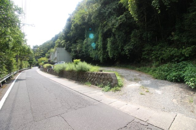 玉湯町玉造店舗兼用住宅の前面道路含む現地写真|対象不動産に付属する飛地の写真になります。
現在、月極駐車場で稼働中
敷地面積：395.05㎡