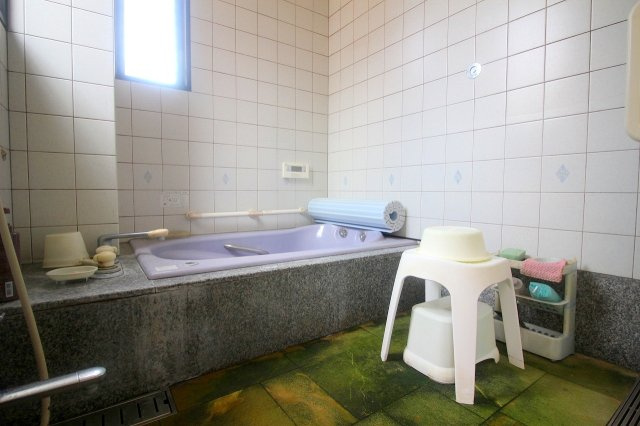 玉湯町玉造店舗兼用住宅の浴室|タイル張りの浴室になります。2階にはシャワールームも完備しております。