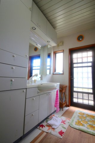 玉湯町玉造店舗兼用住宅の独立洗面台|奥行のある洗面脱衣場になります。写真のように壁面収納を設置すれば収納量も豊富になる空間になります。