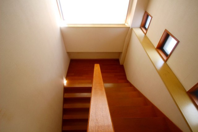 玉湯町玉造店舗兼用住宅のその他共用部分|居住と料亭と共通使用の開放感のある階段になります。
