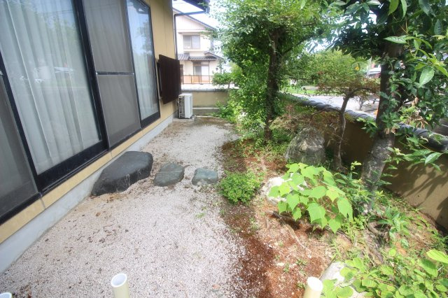 玉湯町玉造店舗兼用住宅の庭|正面玄関横には専用庭もございます。和室の縁側より庭を眺めるとこが出来る設計になります。