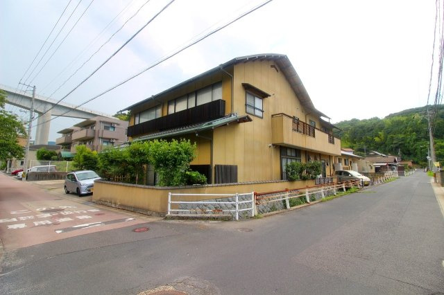 玉湯町玉造店舗兼用住宅の前面道路含む現地写真|角地に立地する不動産になります。玉湯川沿いの道は数百メートル先より歩道専用になります。