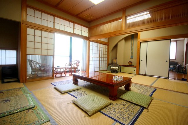 玉湯町玉造店舗兼用住宅の和室|玄関横の続き間の和室になります。襖を外せば30帖の和室に変わります。居室または客間としても利用可能になります。