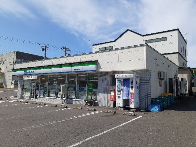カーサ・ブリーゼの周辺|ファミリーマート東翔高校前店まで600m