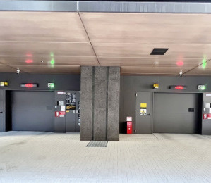 ローレルタワー堺筋本町の駐車場