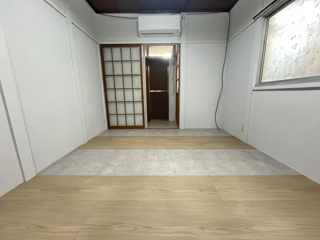 本町アパートの洋室