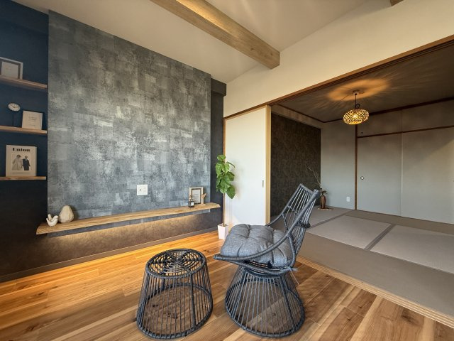 ネオハイツ石山5階最上階　天然木フルリノベーションの居間・リビング|天然木”龍神杉”のTVボード