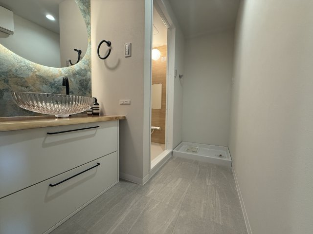 ネオハイツ石山5階最上階　天然木フルリノベーションの独立洗面台