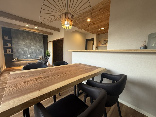 ネオハイツ石山5階最上階　天然木フルリノベーションの居間・リビング|天然木”龍神杉”のダイニングテーブル
