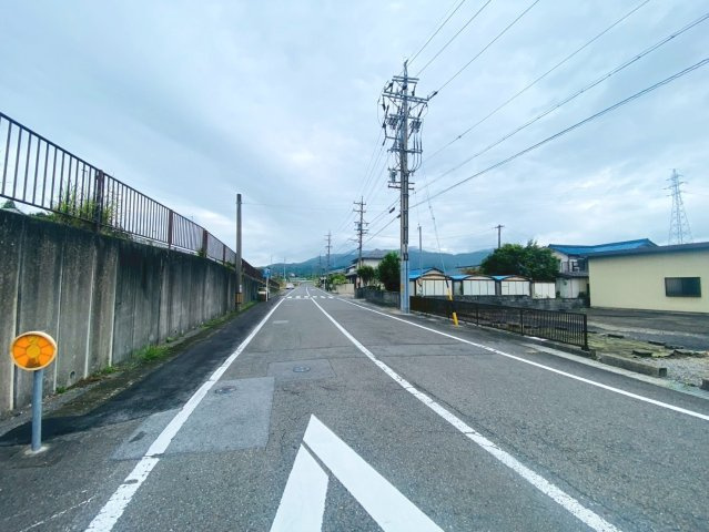 売土地　不破郡垂井町　741.45坪の前面道路含む現地写真