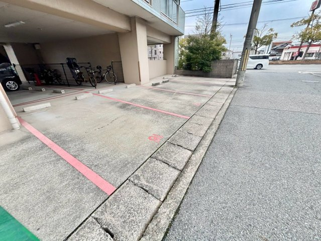 ルピナス南大路の駐車場