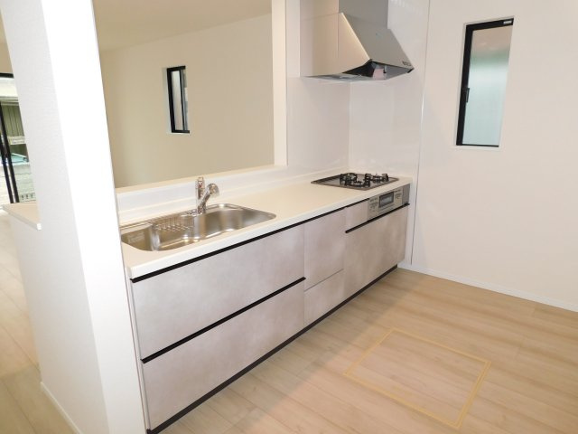 北名古屋市熊之庄山の前の新築一戸建のキッチン|◇キッチン◇　　人気の対面式・人造大理石カウンターシステムキッチン・食洗機・浄水機能付ハンドシャワー・スローインクローズレール・静音仕様シンク・Ｓｉセンサーコンロ（３口）・床下収納庫