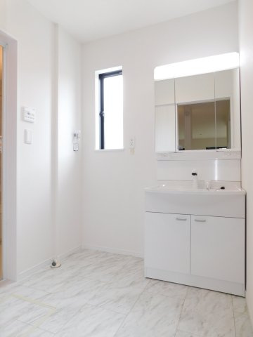 北名古屋市熊之庄山の前の新築一戸建の独立洗面台|◇洗面室◇　　三面鏡シャンプードレッサー　くもり止め仕様