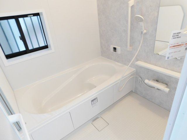 北名古屋市熊之庄山の前の新築一戸建の浴室|◇浴室◇　　広い１坪サイズ（LIXIL）・保温浴槽・エコベンチ浴槽・追い焚き・オートバス・浴室暖房乾燥機・キレイサーモフロア・バリアフリーバス・浴室窓あり