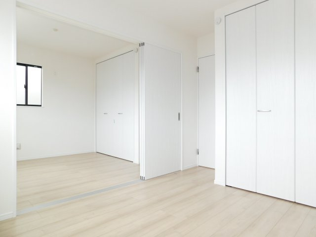 北名古屋市熊之庄山の前の新築一戸建の洋室|◇洋室◇　　明るい洋室約５．２５帖　全居室収納完備♪　引き戸を開けると、１０．５帖の洋室として利用できます♪