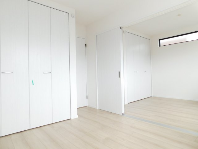 北名古屋市熊之庄山の前の新築一戸建の洋室|◇洋室◇　　明るい洋室約５．２５帖　全居室収納完備♪　引き戸を開けると、１０．５帖の洋室として利用できます♪