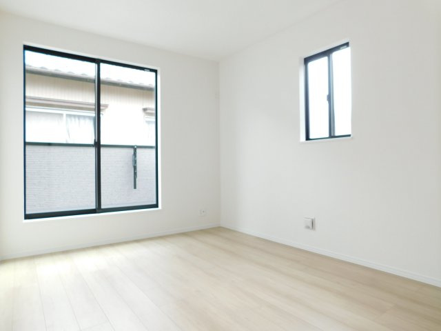 北名古屋市熊之庄山の前の新築一戸建の洋室|◇洋室◇　　南面で明るい洋室約６．０帖　全居室収納完備♪　バルコニー利用可！