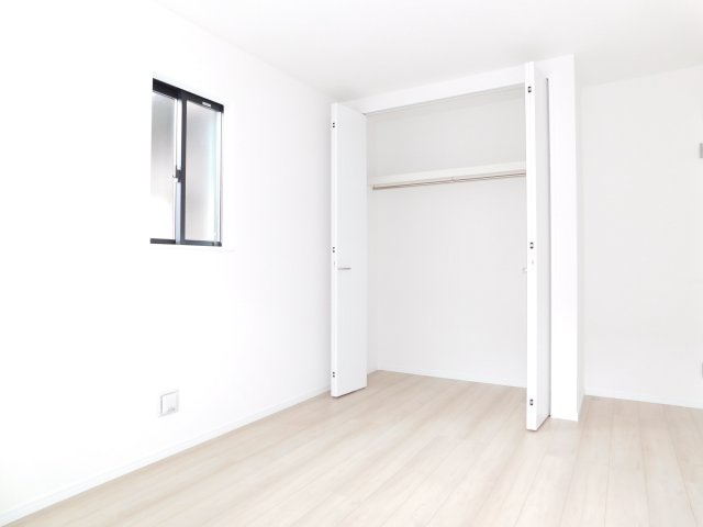 北名古屋市熊之庄山の前の新築一戸建の洋室|◇洋室◇　　南面で明るい洋室約６．０帖　全居室収納完備♪　バルコニー利用可！