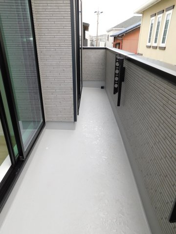 北名古屋市熊之庄山の前の新築一戸建のバルコニー|◇バルコニー◇　　２部屋から出入りできるワイドバルコニー♪
