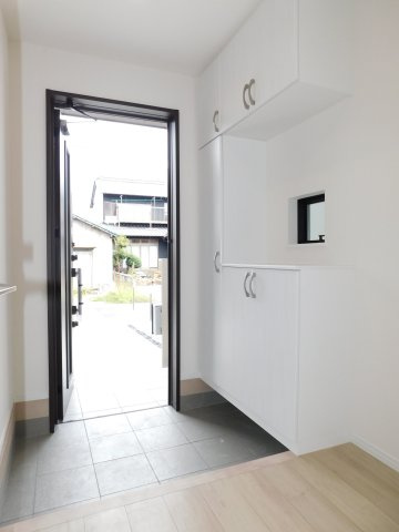 北名古屋市熊之庄山の前の新築一戸建の玄関|◇玄関◇　　家族の履物がしっかり収納できるシューズ収納完備！　