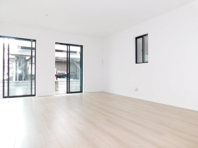 北名古屋市熊之庄山の前の新築一戸建の居間・リビング|◇リビング◇　　南面で明るく広いリビング約１９．２５帖　大きな窓の開放的な空間♪