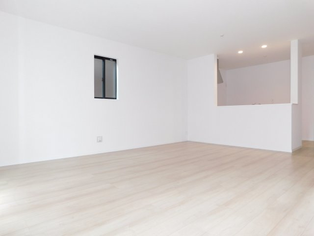 北名古屋市熊之庄山の前の新築一戸建の居間・リビング|◇リビング◇　　南面で明るく広いリビング約１９．２５帖　リビングの様子が見渡せる対面キッチン♪