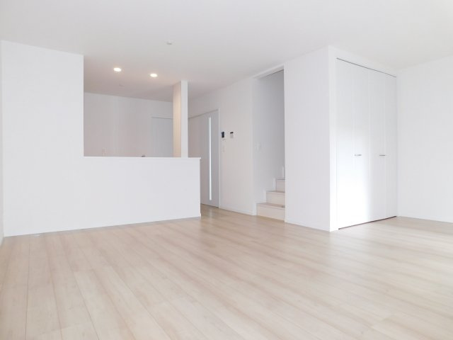 北名古屋市熊之庄山の前の新築一戸建の居間・リビング|◇リビング◇　　南面で明るく広いリビング約１９．２５帖　家族のコミュニケーションの機会が増えるリビング階段♪