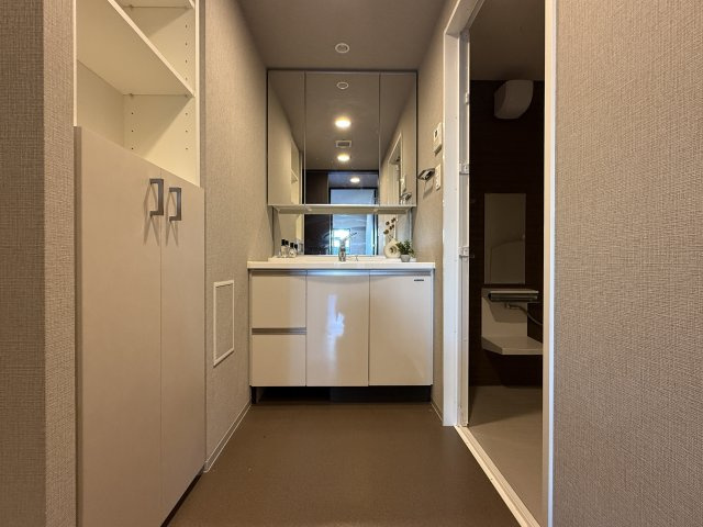 エスリード大津京町　天然木デザインの洗面所