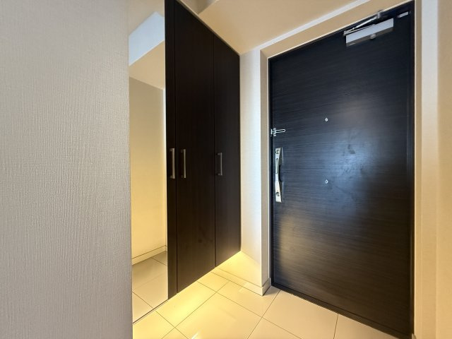 エスリード大津京町　天然木デザインの玄関