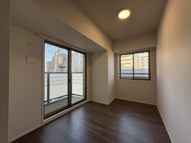 エスリード大津京町　天然木デザインの洋室