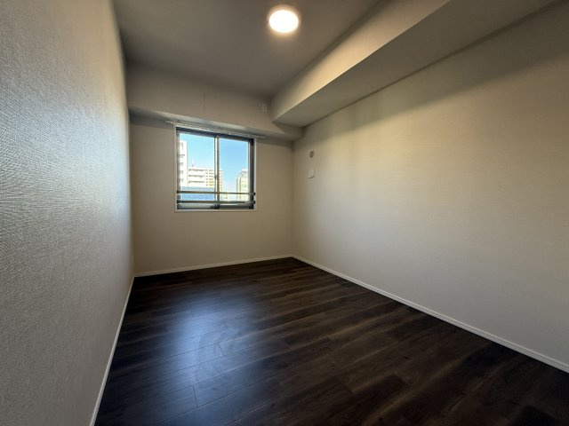 エスリード大津京町　天然木デザインの洋室