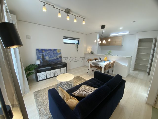 所沢市山口・全3棟　新築未入居一戸建　1号棟の居間・リビング|南向きのLDK13.6帖