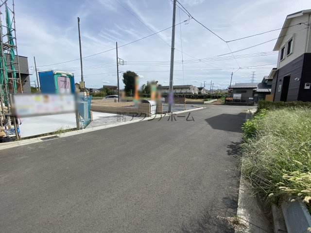 所沢市上新井2丁目・全1棟　新築一戸建　～リビング吹抜け～の前面道路含む現地写真