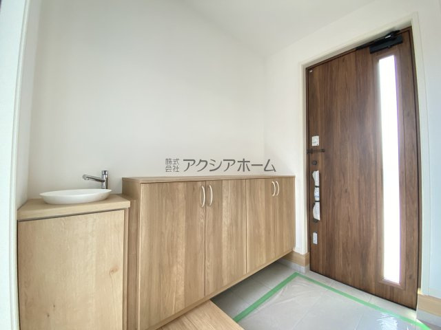 所沢市上新井2丁目・全1棟　新築一戸建　～リビング吹抜け～の玄関