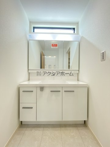所沢市上新井2丁目・全1棟　新築一戸建　～リビング吹抜け～の独立洗面台|シャンプードレッサー付洗面化粧台