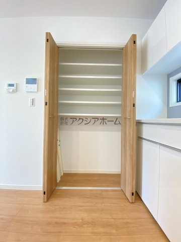 所沢市上新井2丁目・全1棟　新築一戸建　～リビング吹抜け～の収納|キッチン横収納