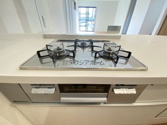 所沢市上新井2丁目・全1棟　新築一戸建　～リビング吹抜け～の設備|3口ガスコンロ