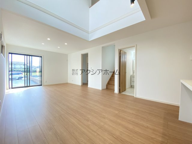 所沢市上新井2丁目・全1棟　新築一戸建　～リビング吹抜け～の居間・リビング