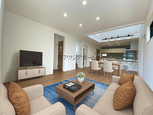 所沢市上新井2丁目・全1棟　新築一戸建　～リビング吹抜け～の居間・リビング|LDK20帖（家具はCG画像での表示になります）
