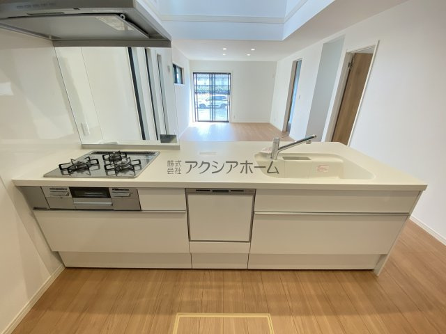 所沢市上新井2丁目・全1棟　新築一戸建　～リビング吹抜け～のキッチン|リビングが見渡せる食洗機付対面式キッチン