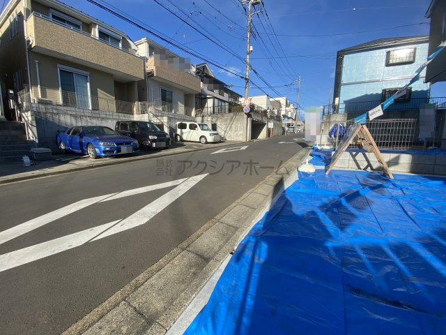 所沢市山口・全3棟　新築未入居一戸建　2号棟の前面道路含む現地写真