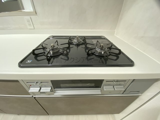 所沢市山口・全3棟　新築未入居一戸建て　2号棟のキッチン|3口コンロ