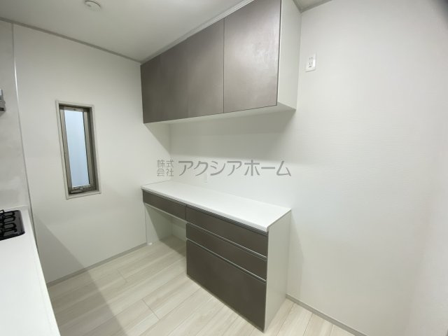所沢市山口・全3棟　新築未入居一戸建　2号棟のキッチン|カップボード付き