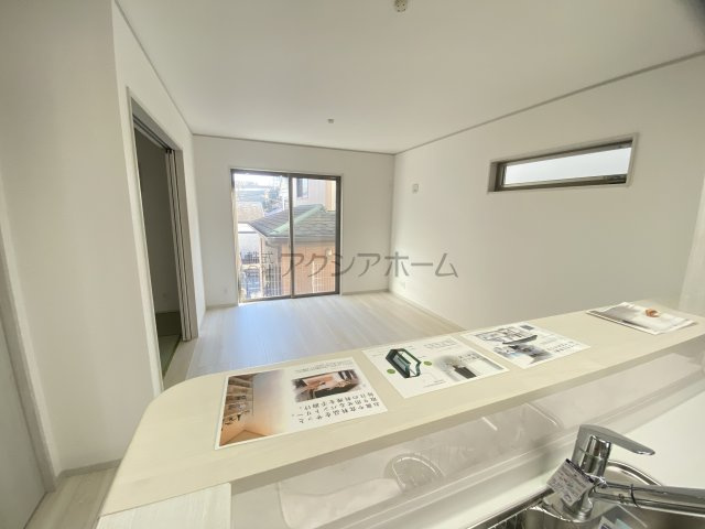 所沢市山口・全3棟　新築未入居一戸建て　2号棟の居間・リビング|キッチンからのリビング