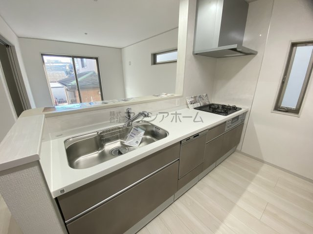 所沢市山口・全3棟　新築未入居一戸建て　2号棟のキッチン|リビングを見渡せる対面キッチン・食洗機付きです。