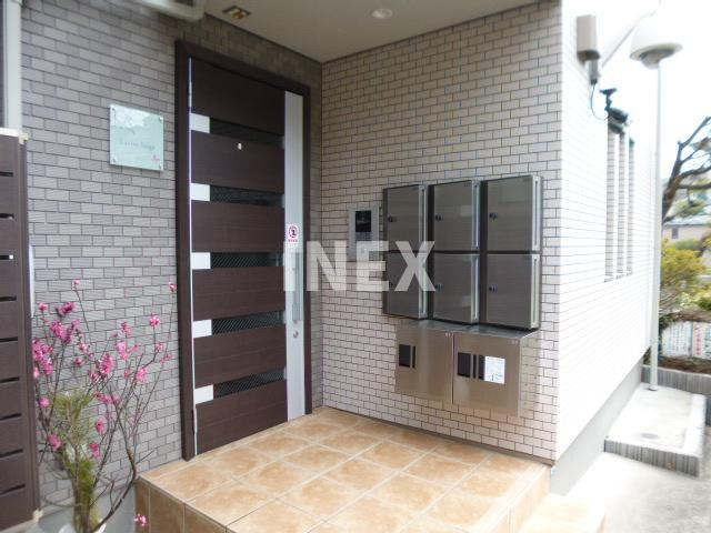 横浜市磯子区森５丁目のアパートのエントランス